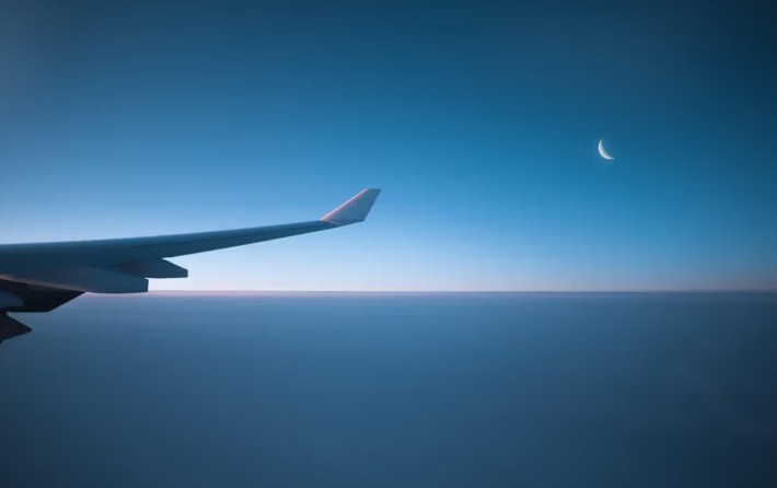 Salir el viernes por la noche o el sábado por la mañana en avión.