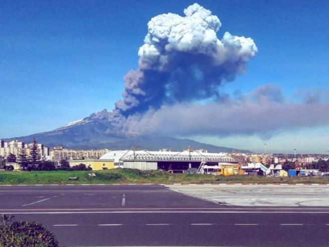 volo-cancellato-vulcano-etna-2026